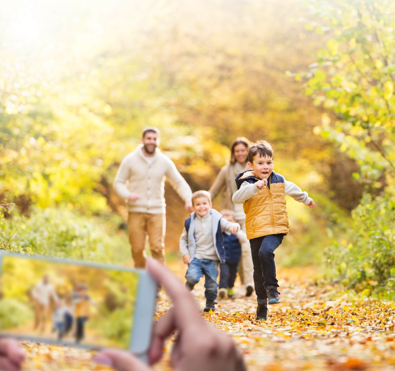 The whole family <br> operates <br> the clock with <br> the App